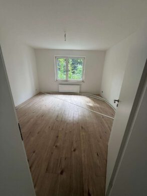 sanierte Wohnung mit guter Anbindung in zentraler Lage - Wohnzimmer