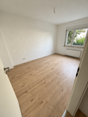 sanierte Wohnung mit guter Anbindung in zentraler Lage - Schlafzimmer 1