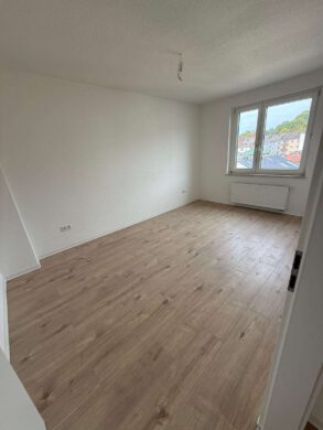 Sanierte Wohnung mit guter Anbindung in zentraler Lage - Schlafzimmer 1