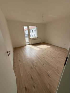 Sanierte Wohnung mit guter Anbindung in zentraler Lage - Wohnzimmer
