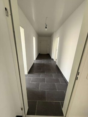 Helle 2-ZKDB-Wohnung in zentraler Lage - Flur